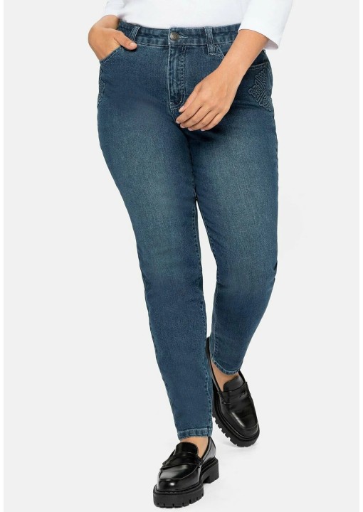 Figūrą apglundantys Sheego džinsai