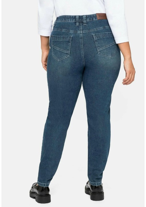 Figūrą apglundantys Sheego džinsai