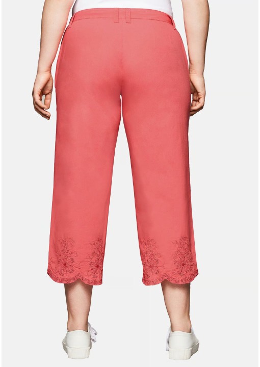 Sheego kapri stiliaus kelnės siuvinėtais galais