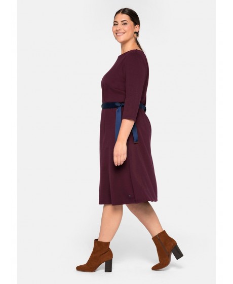 Sheego trikotažinė suknelė su kontrastingos spalvos dirželiu