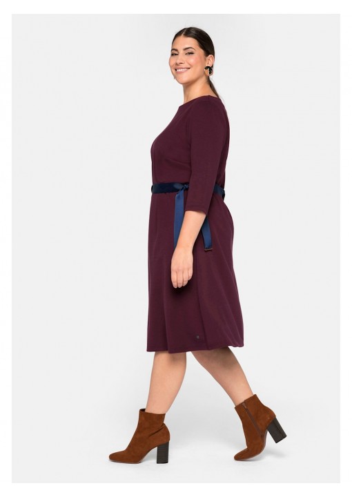 Sheego trikotažinė suknelė su kontrastingos spalvos dirželiu