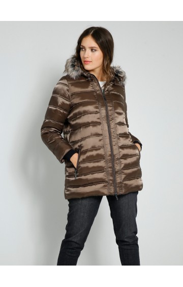 Dygsniuota Janet & Joyce striukė (padidinta)