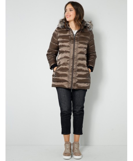 Dygsniuota Janet & Joyce striukė (padidinta)