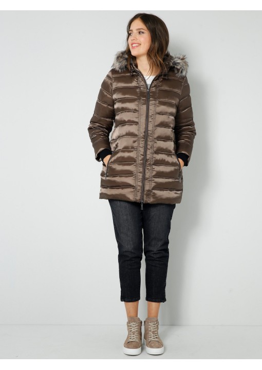 Dygsniuota Janet & Joyce striukė (padidinta)