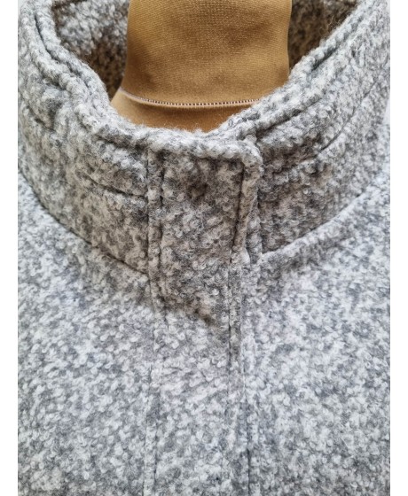 Laura Kent puspaltis paaukštinta apykakle