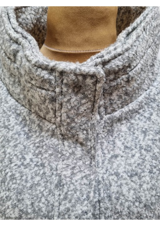 Laura Kent puspaltis paaukštinta apykakle